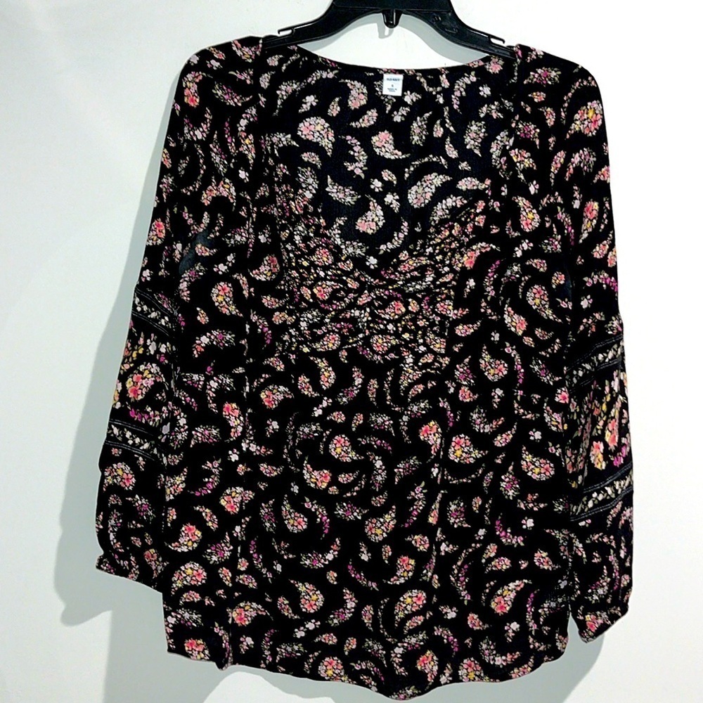 Old Navy black pink yellow green floral paisley top. Size small.